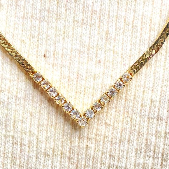 Avon Necklace Gold Tone Thin Chain Clear Rhinestone V Shape Pendant - Picture 2 of 6